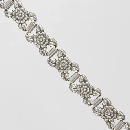 Armband med blomdekor längd 18,5cm, bredd 13mm, silver 830/1000 Vikt: 22,2 g