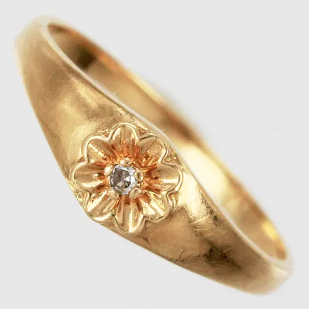 Ring med diamant ca 1x0,01ct, 8/8-slipning, GFAB stl: 13¾, bredd ca 1-5mm, 18K Vikt: 0,9 g