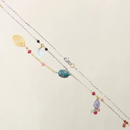 Collier med färgade pärlor i plast samt turkos med integrerat hänge längd 42cm bredd 1-51mm delvis vitguld 18K Vikt: 5,5 g