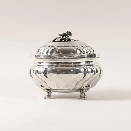 Sockerskål rokokostil med lock, K. Anderson Stockholm 1920, höjd 13cm, bredd ca 14cm, silver 830/1000 Vikt: 397,2 g