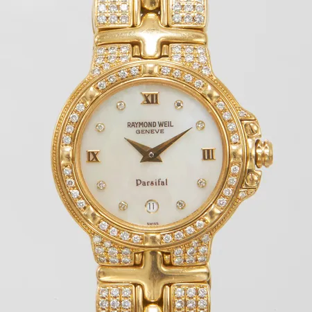 Damur Raymond Weil Parsifal 18K quartz Ø27mm, datum, refnr 10.818, boettnr 951, pärlemorurtavla, diamantindex, länk i 18K, länknr 827-1, boett samt länk med diamanter 336 x ca 0,01ct, saknas sten vid krona, värderingsintyg från Krons Ur från år 1999, box, ytterbox, inga övriga tillbehör, bruttovikt: 81,5g