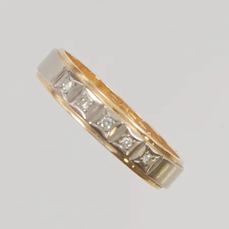 Ring med diamanter5x ca 0,01ct stl:18½ bredd 4mm gravyr 18K 4,2g.