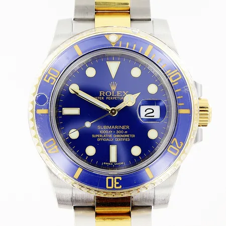 Herrur Rolex Submariner guld/stål automatisk 40mm blå, urtavla, ref 116613 LB, serienr V917922, verknr 3 3320017, caliber 3135, boettnr 2360, datum, oysterlänk innemått ca 18cm, viklås, extra länkbit 2,5cm, certifikat Bergströms Ur Malmö 2011, normala bruksspår på boett och länk, bok, box, ytterkartong.