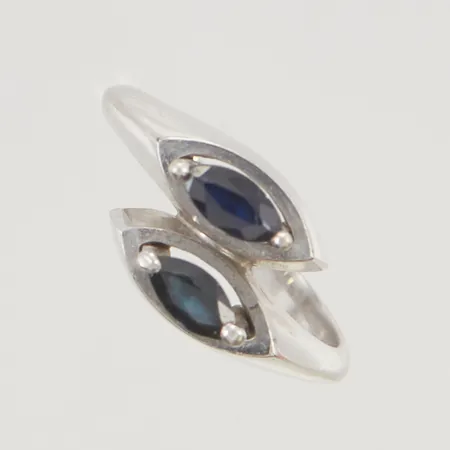 Ring stl:17¾ bredd 9mm naggade safirer vitguld 18K 5,7g.