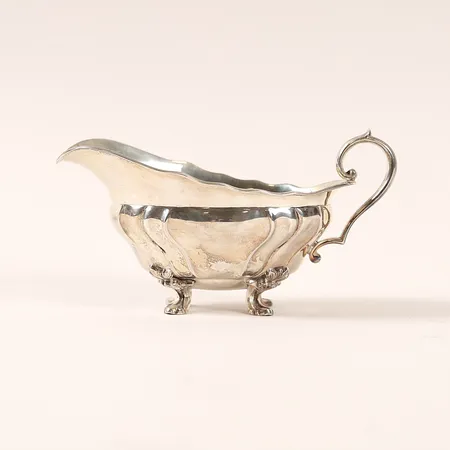 Gräddkanna rokokostil, K. Anderson Stockholm 1920, höjd 8,5cm, bredd 15,5cm, invändigt förgylld, silver 830/1000 Vikt: 159,4 g