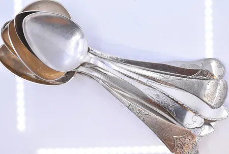 11 skedar längd 18-21 cm, silver 830/1000. Vikt: 378,3 g