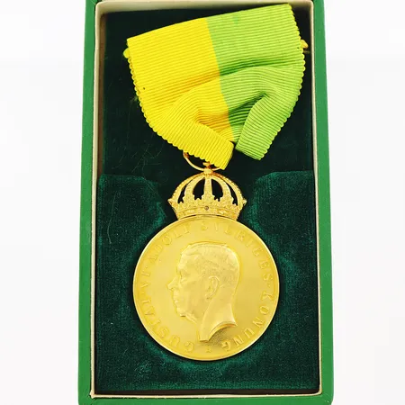 Medalj Gustav VI Adolf Sveriges Konung 1962 "För långvarig trogen tjänst" Ø36mm, band och nål med etui, krona samt ögla i 18K, mynt 23K, bruttovikt 23,8gram  Vikt: 23,8 g