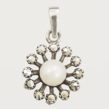 Hänge med markasiter samt pärla längd 19mm, bredd 11,5mm Silver 925/1000 Vikt: 1,5 g