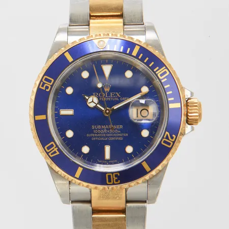 Herrur Rolex Submariner stål/guld automatisk Ø40mm, datum, refnr 16613, serienr Y366716, verknr 3 9377820, cal. 3135, boett 2160, oysterlänk stål/guld, refnr 701/93253, gravyr på bakboett samt repig, repig boett samt horn, inga tillbehör