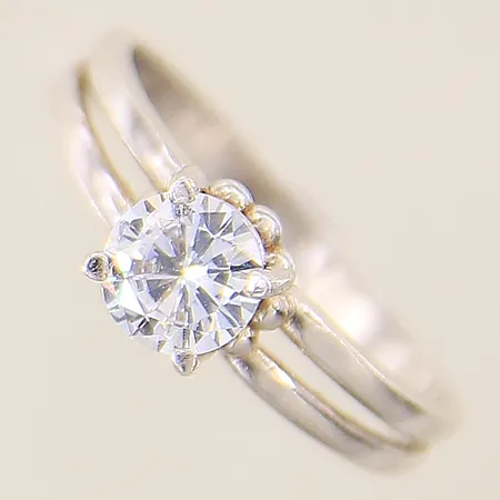 Ring med vita stenar stl:19¼ bredd 2,7-7,4mm silver 925/1000 Vikt: 3,1 g