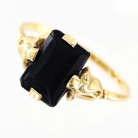 Ring med svart sten stl:17, bredd 1,5-9mm, nagg på sten, 18K Vikt: 1,5 g