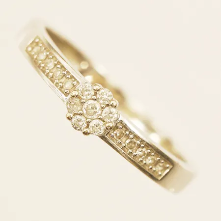 Ring med diamanter totalt ca 0,24ct stl:18 bredd 2,6mm gravyr vitguld GHA 18K Vikt: 2,6 g
