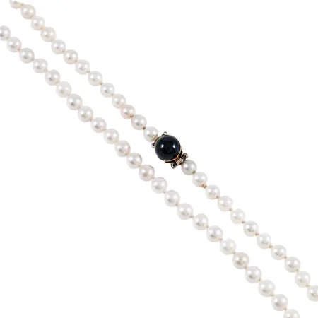 Pärlcollier 65st odlade saltvattenpärlor Ø6-6,5mm, längd 47cm, guldlås (för tvåradigt collier) med grönblå sten (troligen turmalin). Vikt: 0 g