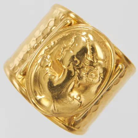 Ring med hamrad dekor ca stl18, bredd 7-16,5mm, öppen skena, 18K Vikt: 4,7 g