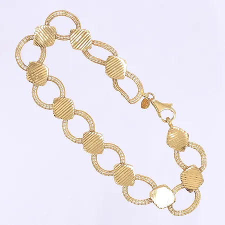 Armband med genombruten dekor längd 19cm bredd 12mm buckligt 22K Vikt: 10,3 g