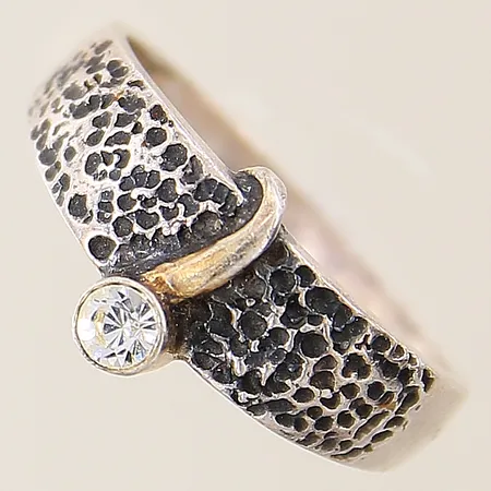 Ring med dekor och vit sten stl:19¼ bredd 2,6-10,3mm förgylld detalj silver 925/1000 Vikt: 2,7 g