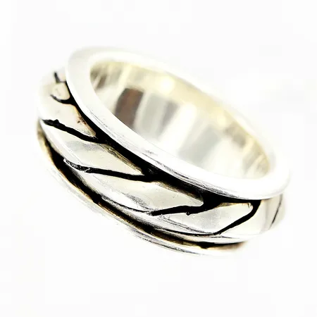 Ring stl:18½ bredd 8mm, rörlig mittdel, silver 925/1000. Vikt: 13,1 g