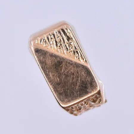 Klackring stl:14¾, bredd 3-9 mm 18K. Vikt: 3,8 g