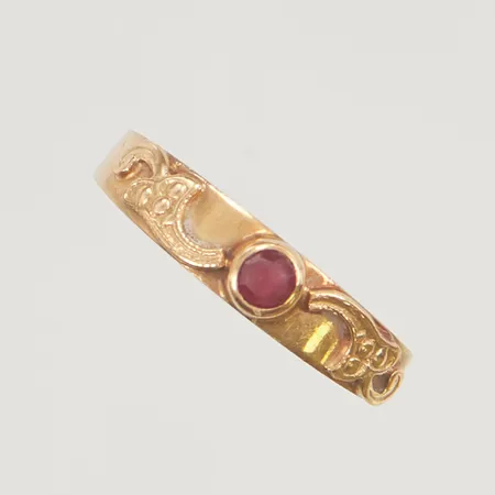 Ring stl:16¾ bredd 4mm röd sten, gravyr 18K 1,3g.