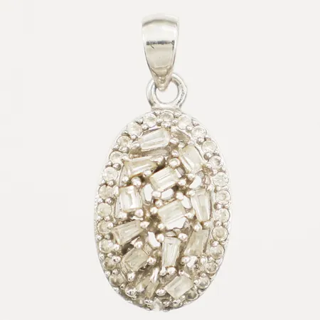 Hänge med briljantslipade samt baguetteslipade vita stenar längd 20mm, bredd 10,6mm Silver 925/1000 Vikt: 2,5 g