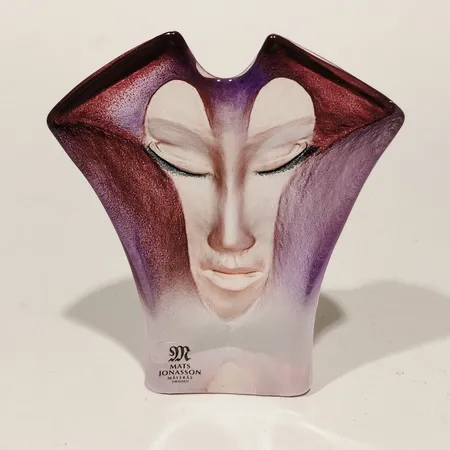 Skulptur i rosa glas, ur serien Masqot, "Morgana" Mats Jonasson för Målerås, höjd ca 7cm, signerad, numrerad: 8159, box Skickas med paket.
