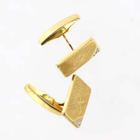 Ett par manschettknappar diamanter 2 x ca 0,005ct 17x11mm, borstad yta, gravyr 18K. Vikt: 5,4 g