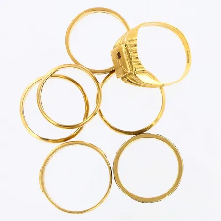 7 ringar, emalj röd sten vit/gulguld gravyr 18K. Vikt: 39,5 g
