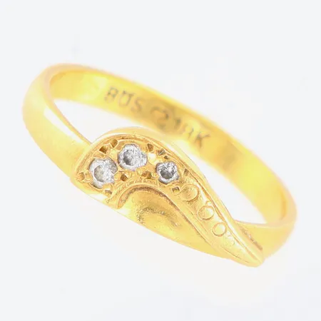 Ring diamanter totalt 0,05ctv enligt gravyr stl:15¾ bredd 2-6mm 18K. Vikt: 2,2 g