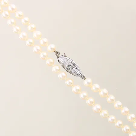 Pärlcollier 75st med odlade pärlor Ø4,5mm längd 40cm lås med vit sten i silver 835/1000 Vikt: 0 g