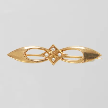 Brosch med odlade pärlor längd 45mm, bredd 10mm, 18K Vikt: 3,1 g