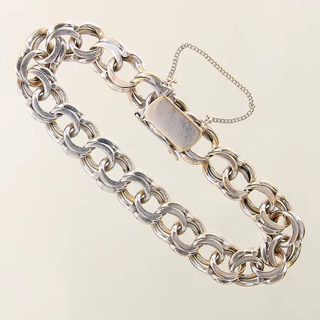 Armband Bismarck med säkerhetskedja längd ca 18cm bredd 10,6mm, behov av omrodiering, vitguld ostämplad 18K Vikt: 33,8 g