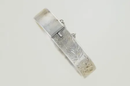 Armring mönstrad diam 6,5 x 5,5 cm bredd 1,2 cm, silver Vikt: 17,4 g