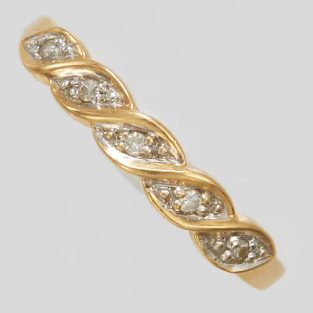 Ring med diamanter 5 x ca 0,01ct stl 16¾, bredd 1,5-3,5mm, 18K Vikt: 1,5 g