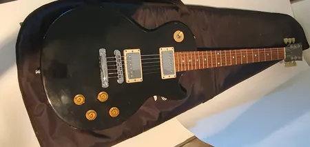 Elgitarr Gibson Les paul Standard USA nr. 93438328 år 1998 mjukt fodral en stämskruv något böjd Vikt: 0 g Skickas med Bussgods eller PostNord