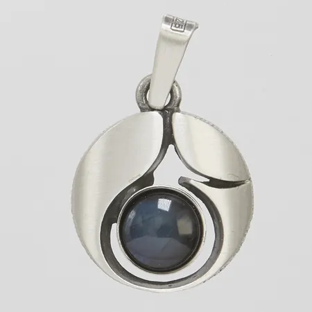 Hänge med spektrolit Finnfeelings av Karl Laine längd inkl ögla 2,5cm, bredd 16mm, silver 925/1000, 2,3g Vikt: 2,3 g