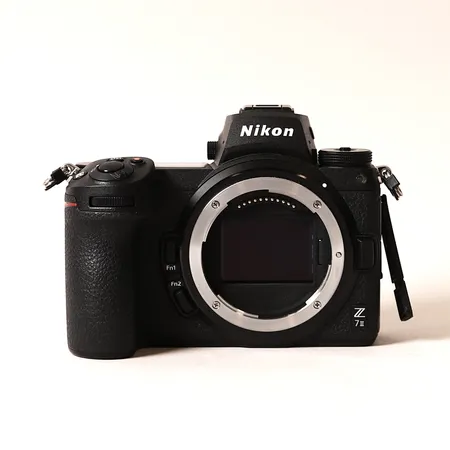 Kamerahus Nikon Z7 II, 45,7 megapixlar, modellnummer N1932, serienummer 6034348, objektiv Tamron 70-300mm F/4.5-6.3 Di III RXD, SD-kort Samsung 128GB, laddare, axelrem, kvitto från 2023. Vikt: 0 g Skickas med postpaket.
