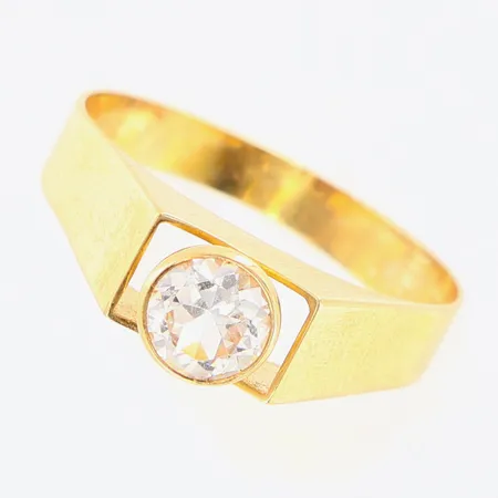 Ring vit sten stl:19½ bredd 3-6mm 18K. Vikt: 2,8 g
