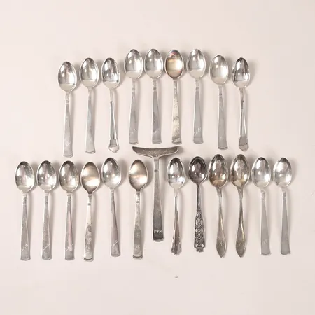 21 Skedar och en påpetare, olika modeller samt udda delar, gravyr, silver 830/1000 Vikt: 258,8 g