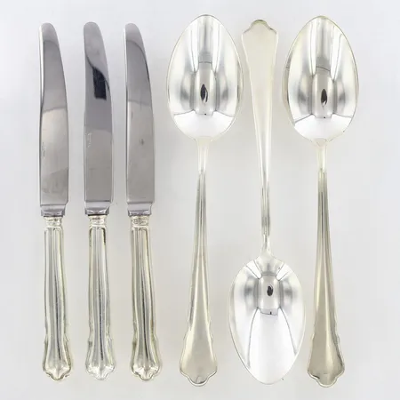 Diverse silverbestick, 3 matskedar, 3 knivar blad i rostfritt stål, silver 830/1000 Vikt: 217,3 g