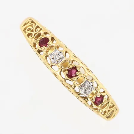 Ring Guldfynd diamanter 2 x 0,005ct rubiner stl:18, bredd 1,5-4,5mm 18K. Vikt: 1,6 g