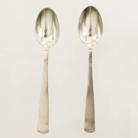 Två Kaffeskedar modell Rosenholm längd 12cm, Guldsmedsaktiebolaget I Stockholm, år 1945, silver 830/1000. Vikt: 31,2 g