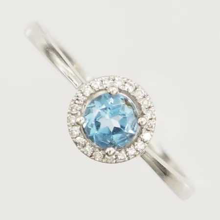 Ring med diamanter 21 x ca 0,005ct och troligen Topas, stl:19, bredd 2,1-8,1mm vitguld, skadad skena 18K Vikt: 2,7 g