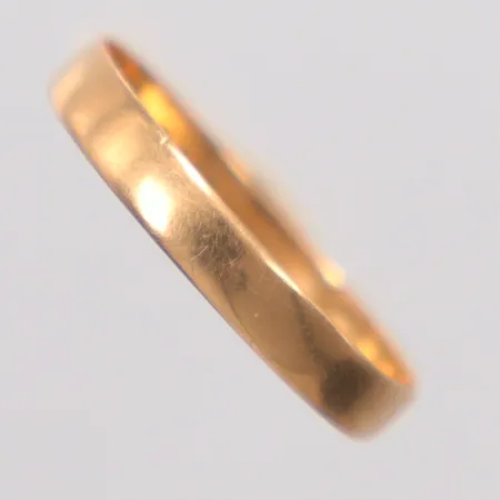 Ring stl. 18¾, gravyr, ojämn skena, 18K Vikt: 1,3 g