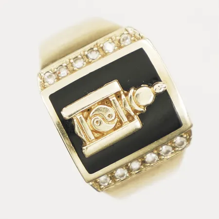 Ring med onyx och vita stenar, Soyombosymbolen stl:19 bredd 2,9-14,1mm, Mongoliet 14K  Vikt: 5,1 g