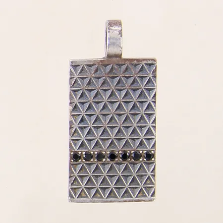 Hänge med svarta stenar 35x17mm gravyr silver 925/1000 Vikt: 9,8 g