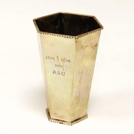 Vas höjd 13cm, Tenn & Silver AB Göteborg 1947, gravyr, silver 830/1000. Vikt: 155,7 g