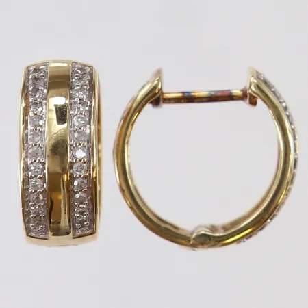 Ett par örhängen med diamanter ca 52 x 0,0025ct Ø12mm, bredd ca 5,5mm, missfärgat vid stift, 9K Vikt: 2,7 g