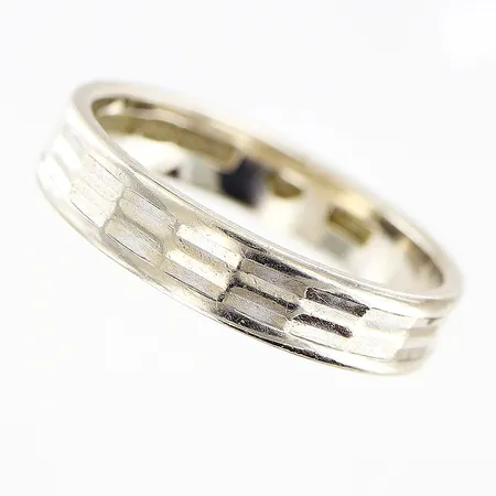 Ring mönstrad vitguld stl:17, bredd 4mm, gravyr, 18K Vikt: 3,7 g