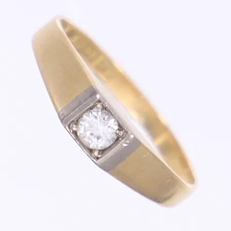 Ring med slipad vit sten svenska stämplar 1966 stl 16¼ bredd 2-4mm skev skena 18K Vikt: 1,8 g