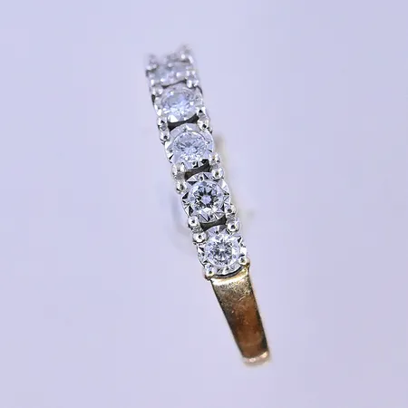 Ring med diamanter 7x0,07ct Guldfynd stl:17½, bredd 2-3 mm 18K. Vikt: 2,4 g